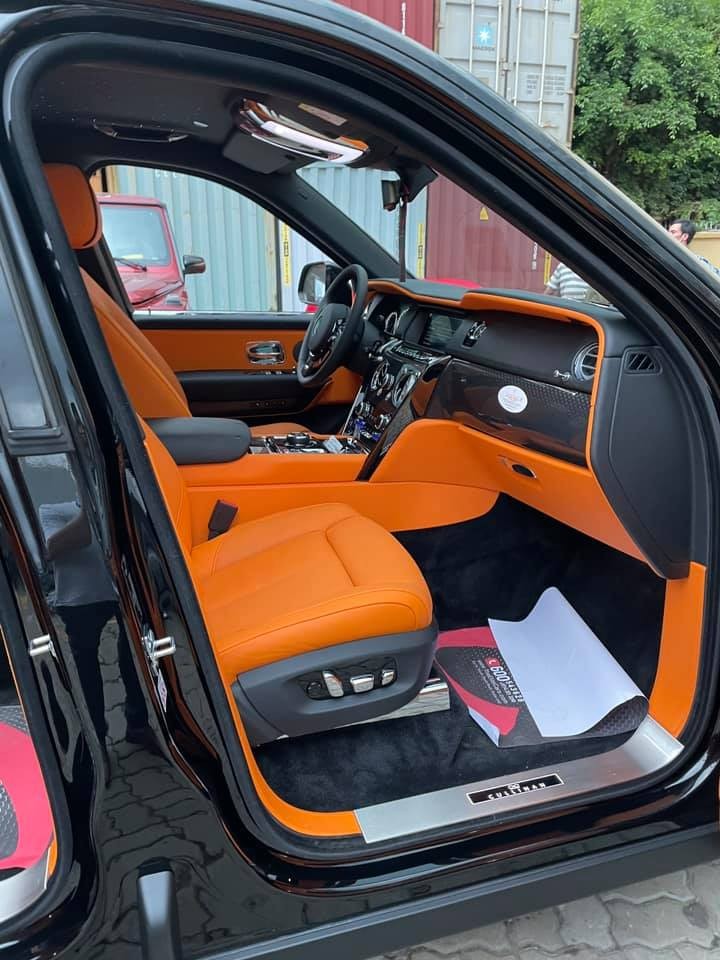 Chiếc SUV siêu sang Rolls-Royce Cullinan Black Badge này có nội thất màu cam rất nổi bật